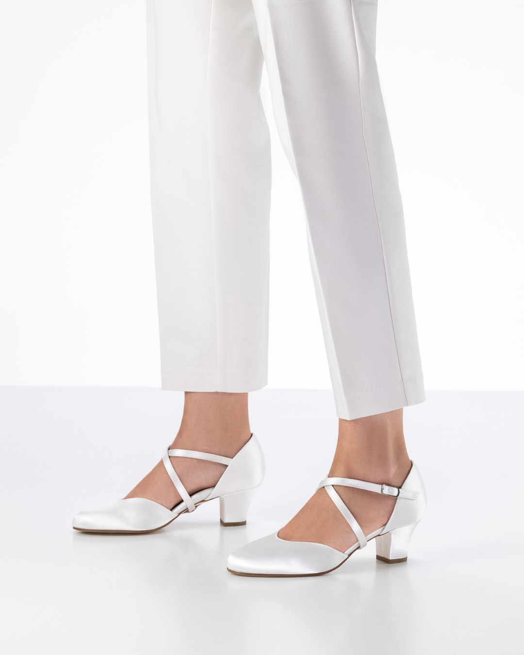 Felice Wedding dress in white in combination with 4,5 cm high heel
