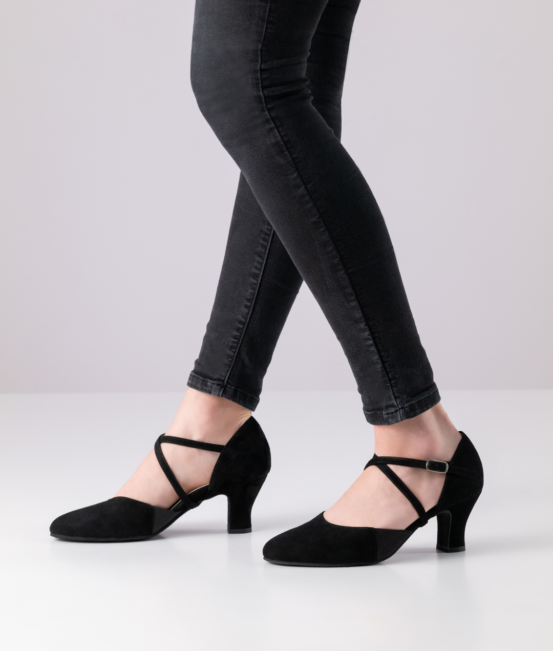 Ronja Closed comfort dance shoe for feet with special requirements made of particularly supple suede and a 6 cm high heel.
