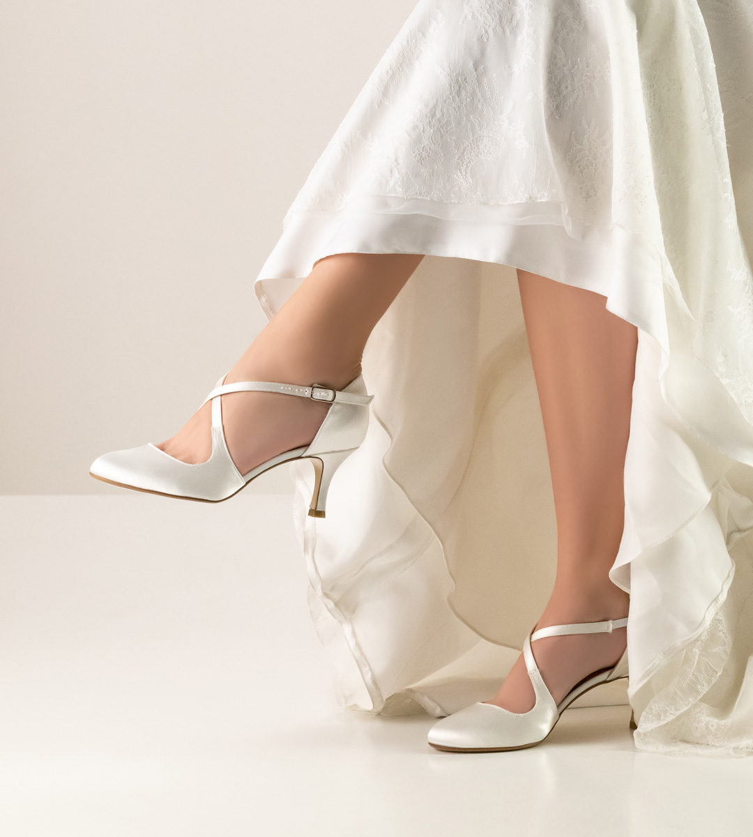 White wedding dress in combination with open Nueva Epoca bridal shoe