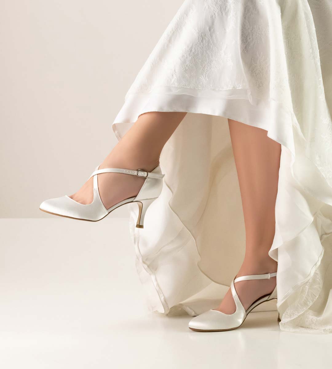 India White wedding dress in combination with open Nueva Epoca bridal shoe
