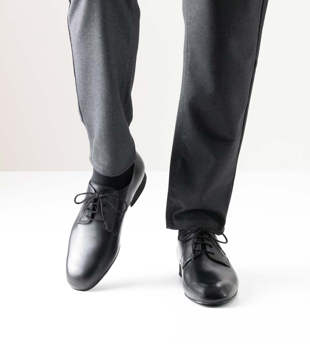 Milano 2 cm high men's dance shoe with micro heel in combination with grey trousers
