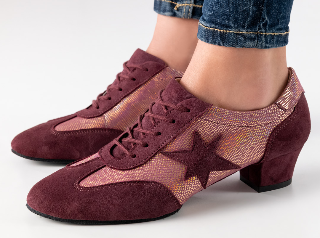 Training dance shoe by Werner Kern with a 3.5 cm heel and star appliqué, as well as a split sole for perfect training.