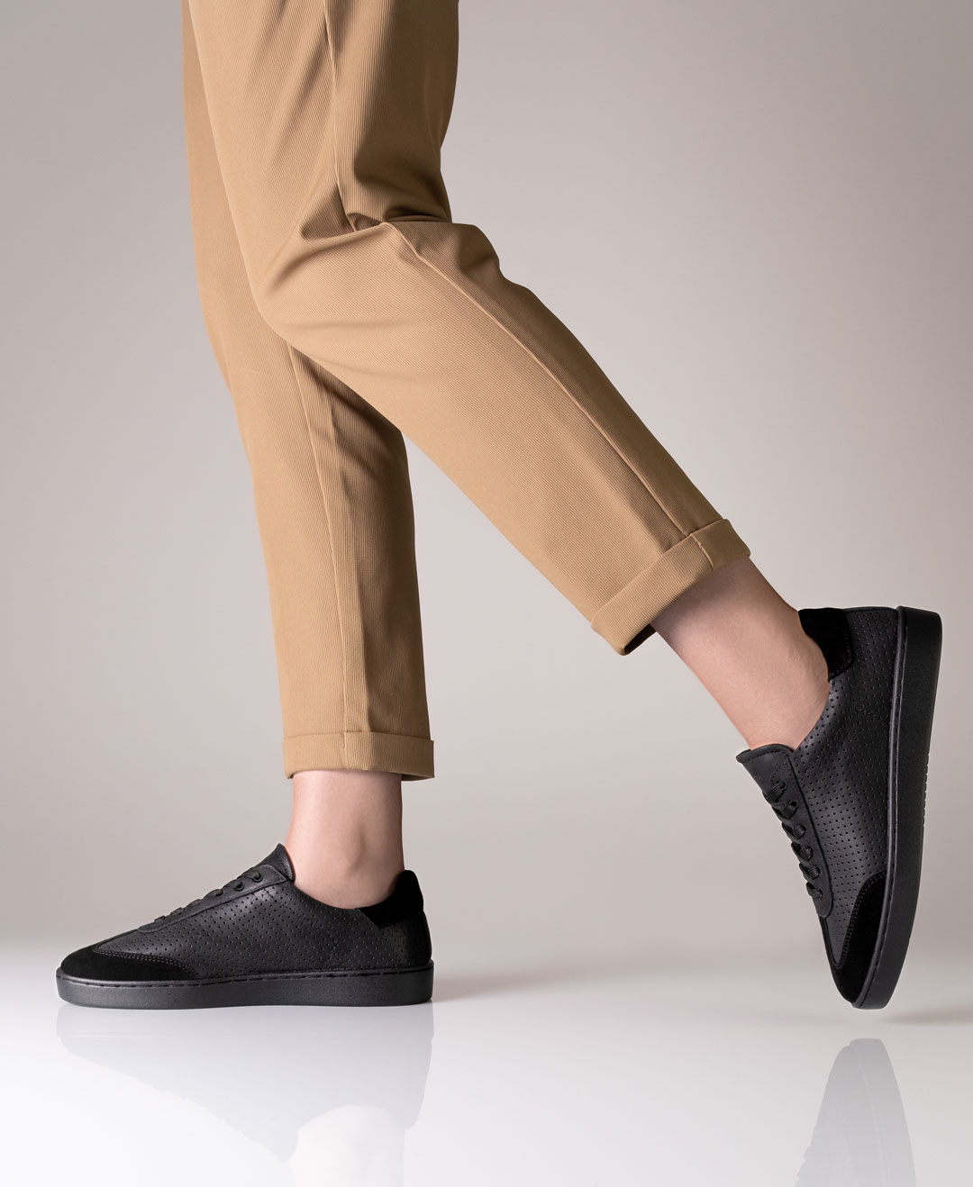 Sneaker 7030 Women's dance sneaker 7010 in black leather from Suny by Anna Kern with a light PU sole for a perfect dance feeling.
