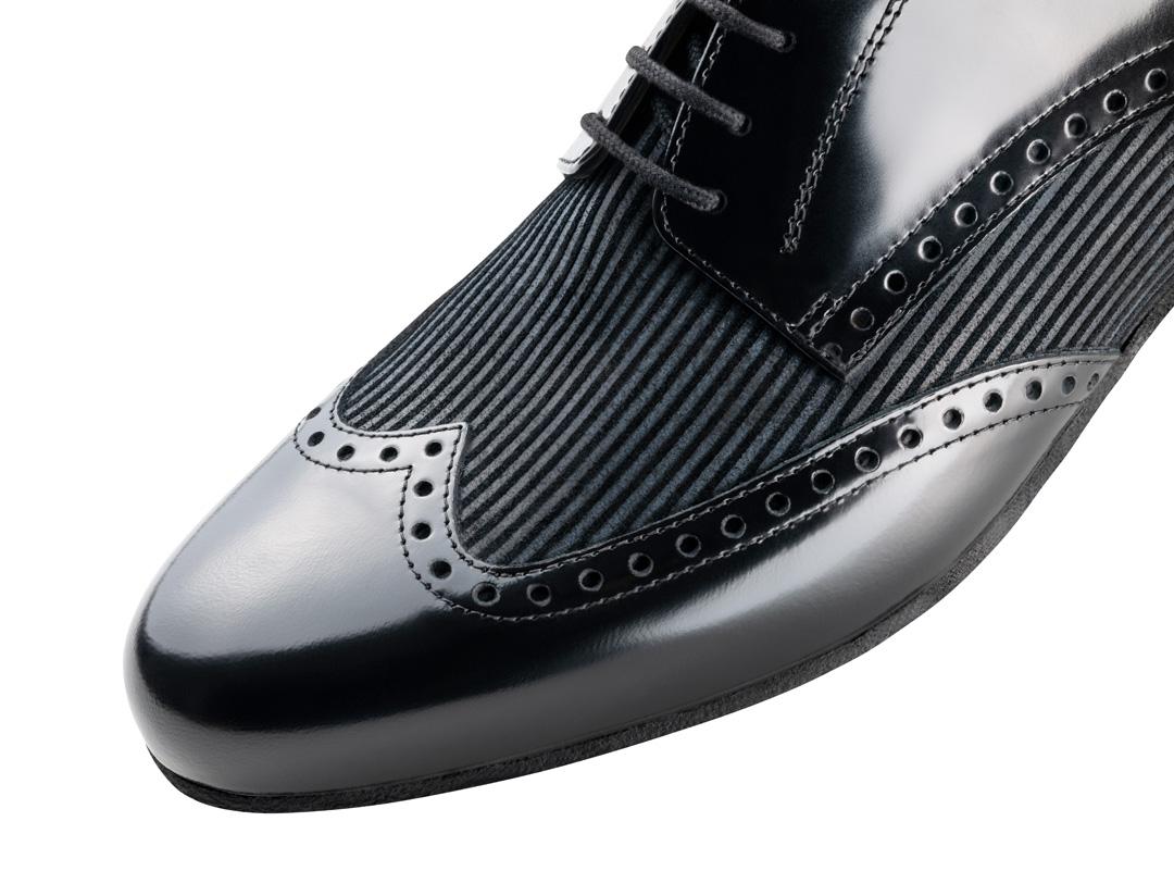 Detailed view of the Nueva Epoca men's dance shoe from the front