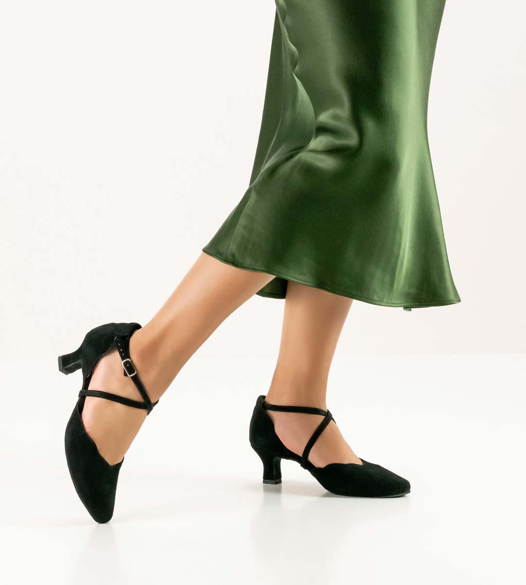 572 Green skirt in combination with 5 cm high ladies' dance shoe by Anna Kern