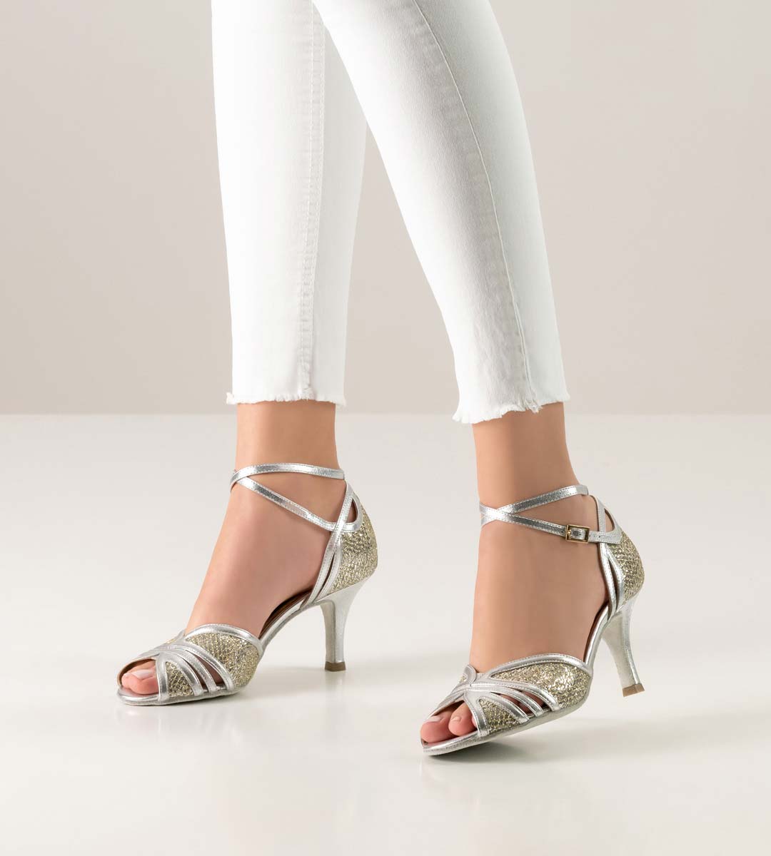 Pearl White jeans in combination with silver ladies' dance shoe from Nueva Epoca in silver