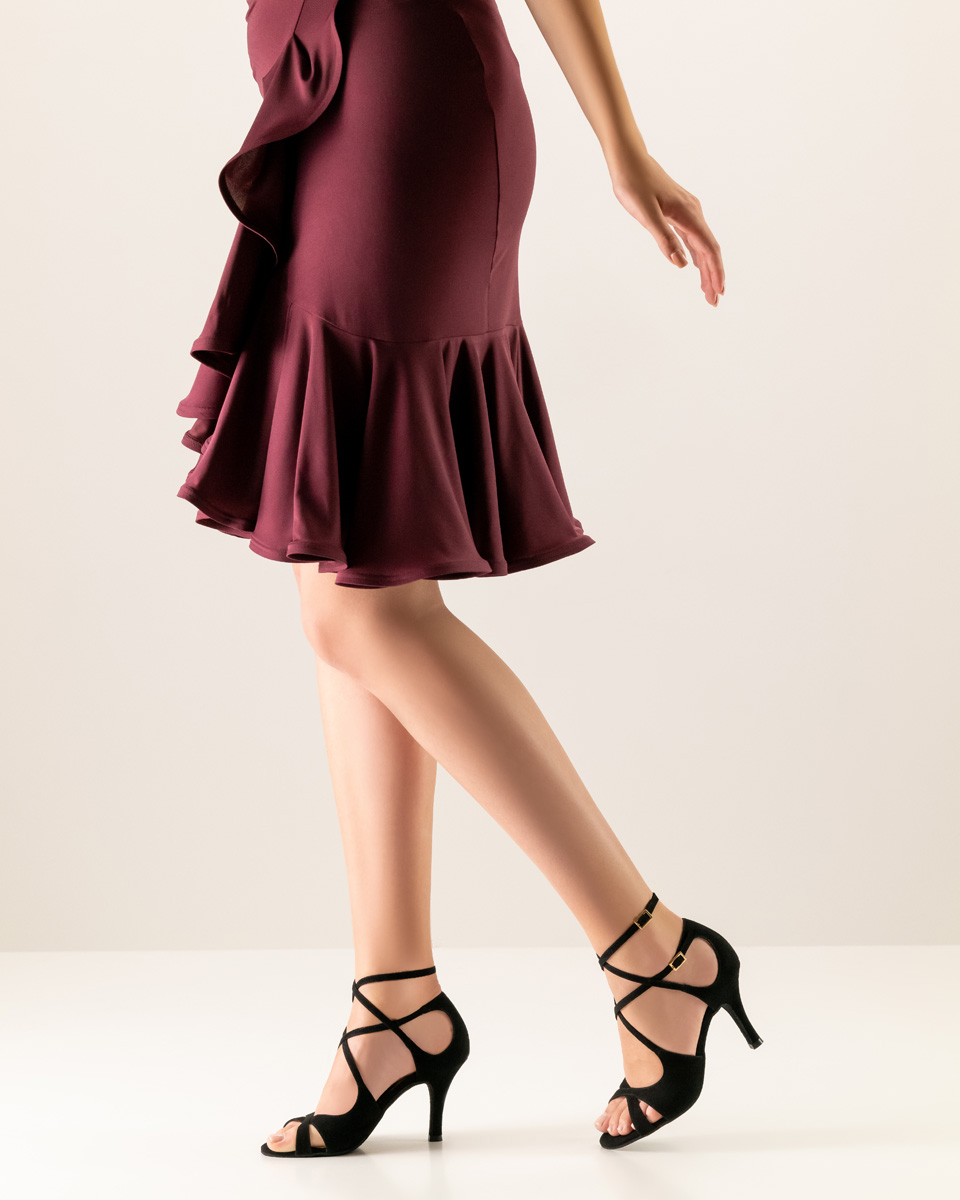 Amalia Nueva Epoca open black ladies dance shoe in combination with dress in bordo