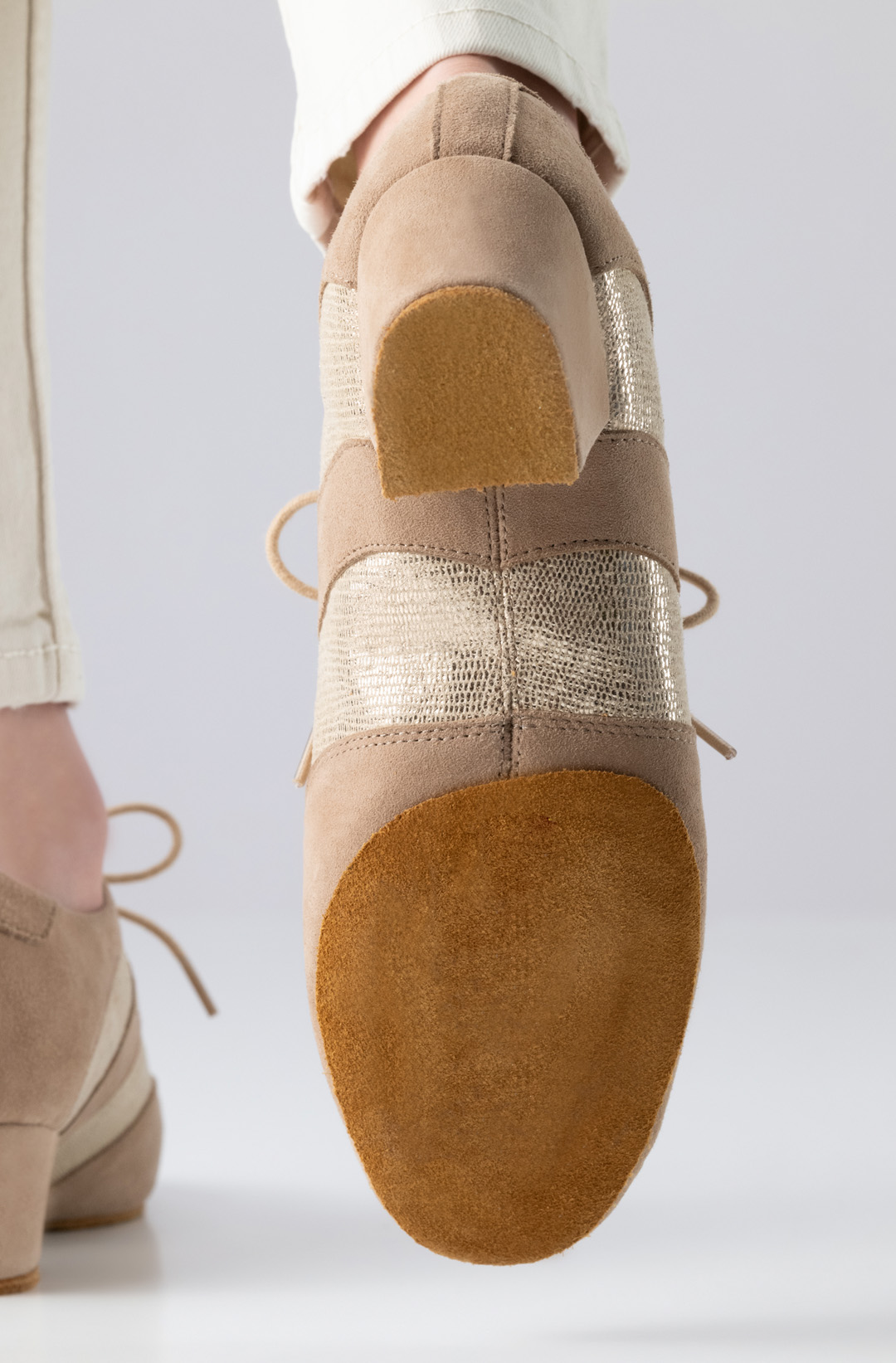 Detail view split beige dance shoe sole of Anna Kern training sneakers.