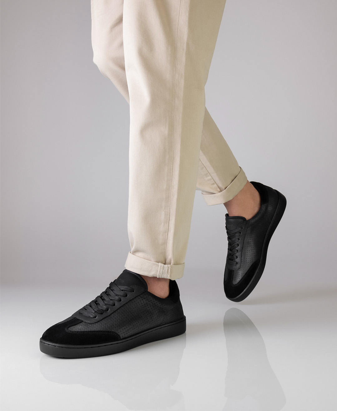 Sneaker 7430 Lightweight men's dance sneaker in black leather with removable insole from Suny.