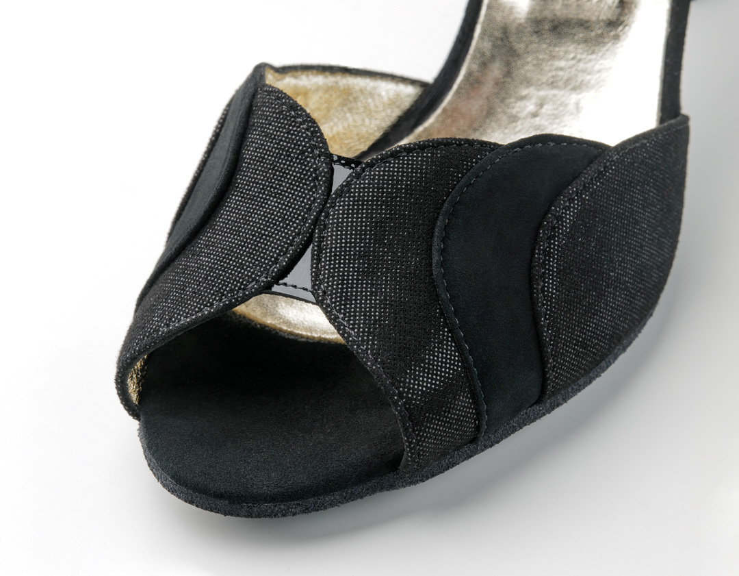 Detailed view of open dance shoe made of supple suede from Nueva Epoca with 6 cm heel in black patent.
