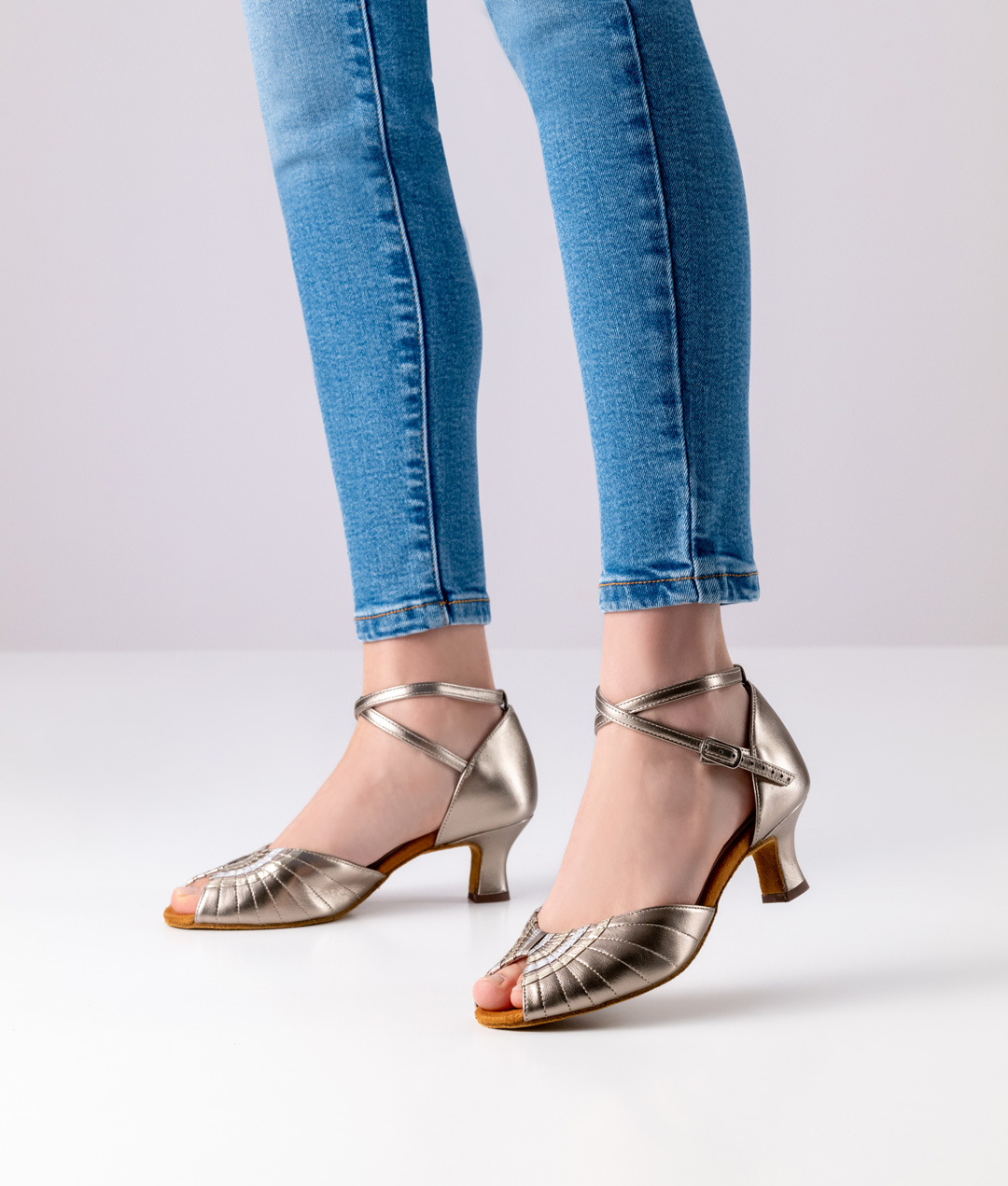 Dance shoe made of genuine leather with antique-coloured coating and elegant decorative stitching as well as a comfortable 5 cm heel.