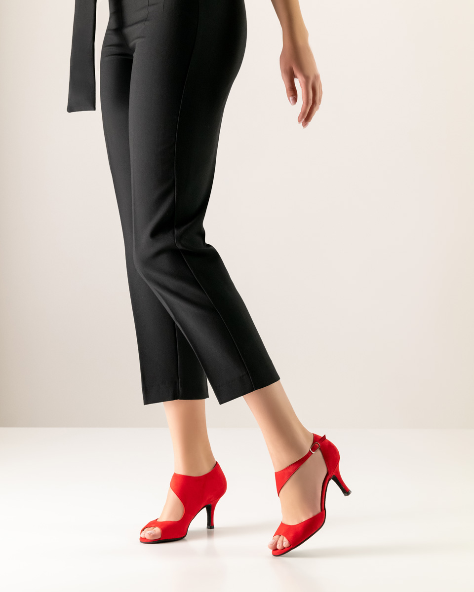 Black trousers in combination with open ladies dance shoe from Nueva Epoca in red