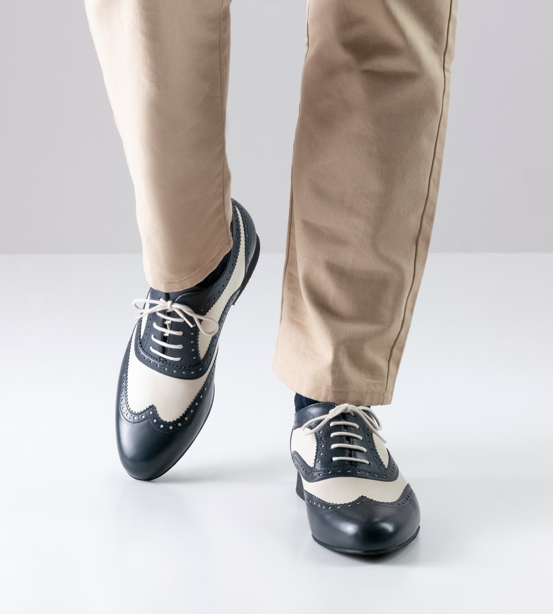 beige trousers in combination with Nueva Epoca men's dance shoe with micro heel