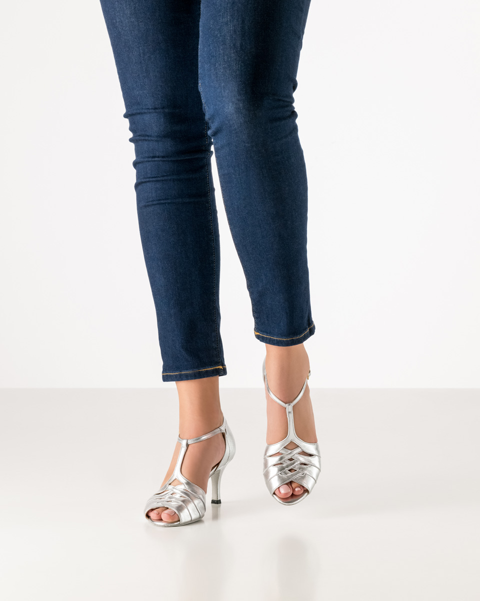 Elegant dance shoe Caia by Nueva Epoca made of silver nappa leather and an elegant front vamp.