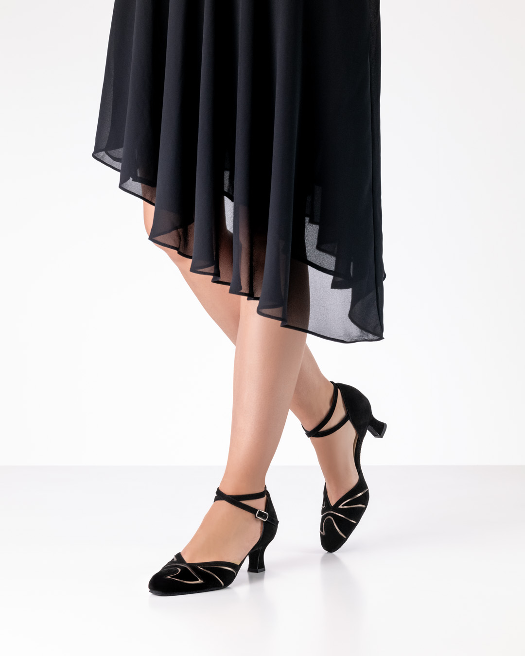 Schwarzer, geschlossener Tanzschuh mit niedrigem Absatz aus weichem Velourleder und eleganten Intarsien in bronze