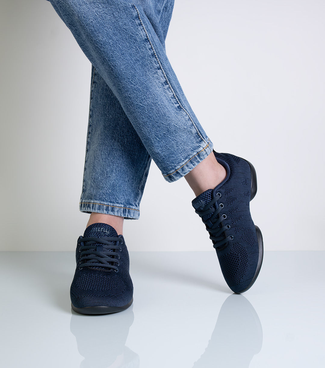 Dance sneakers with 5-hole lacing made of dark blue knitted material with split PU sole by Suny