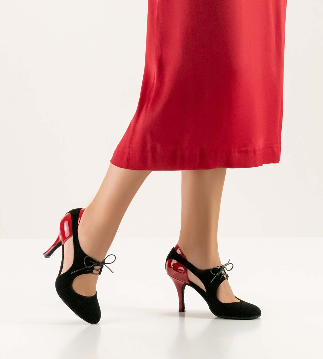 closed black and red ladies dance shoe from Nueva Epoca