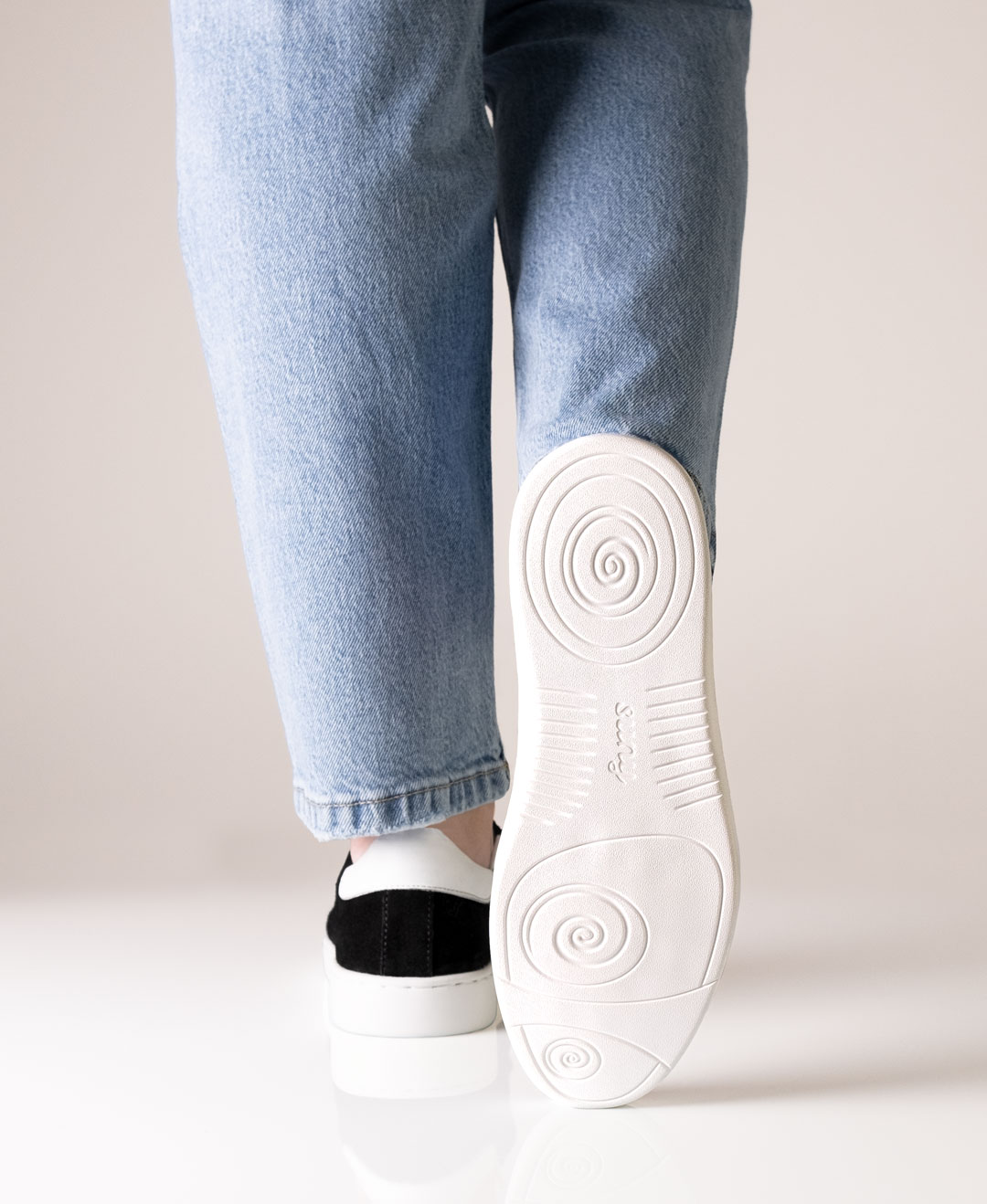 Black dance sneaker for ladies for dancing on all floors