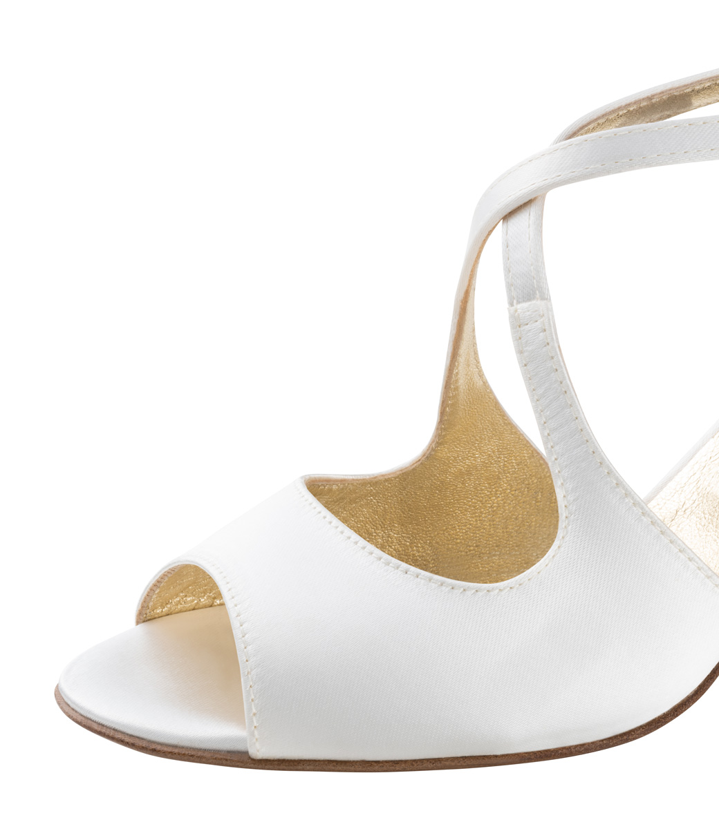 Detailed view of Nueva Epoca bridal shoe with leather sole
