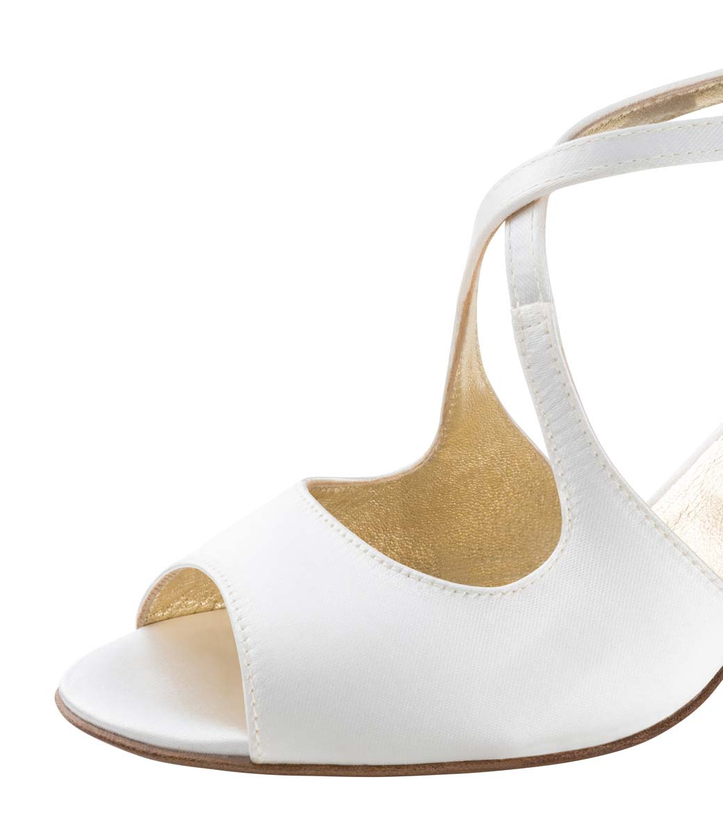 Mable Detailed view of Nueva Epoca bridal shoe with leather sole