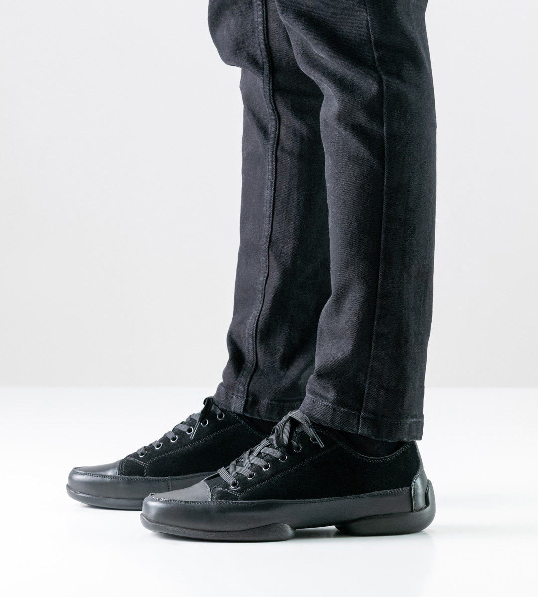 Side view of the black men's sneaker from Suny with split sole