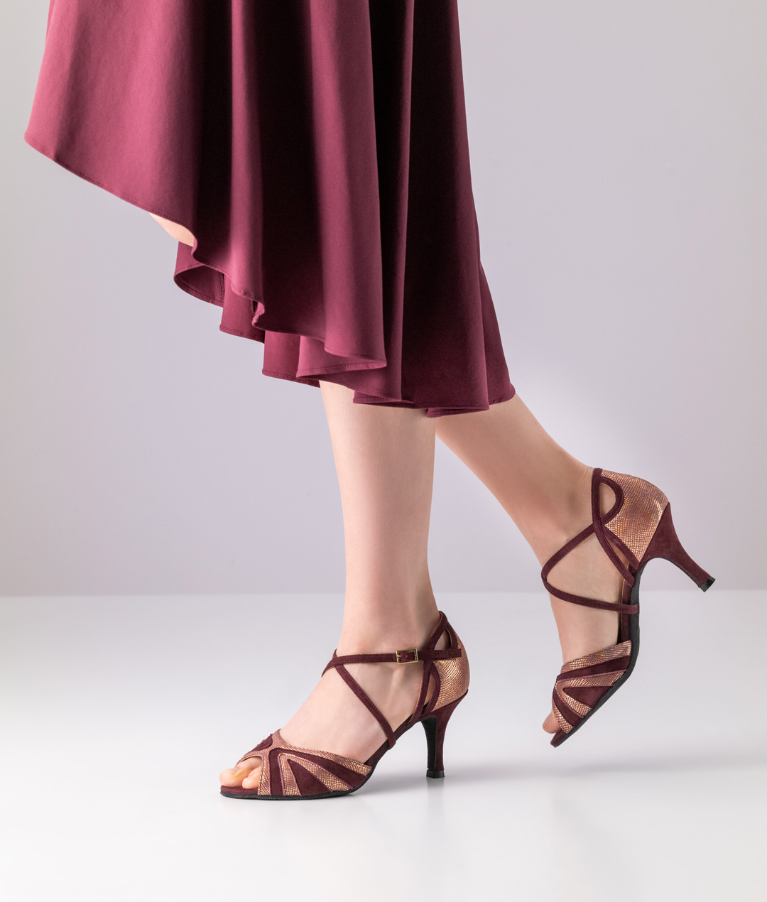 Vienna Open-toe dance sandal by Nueva Epoca in a gorgeous colour combination of warm burgundy leather and rose gold printed leather and a 7 cm heel.