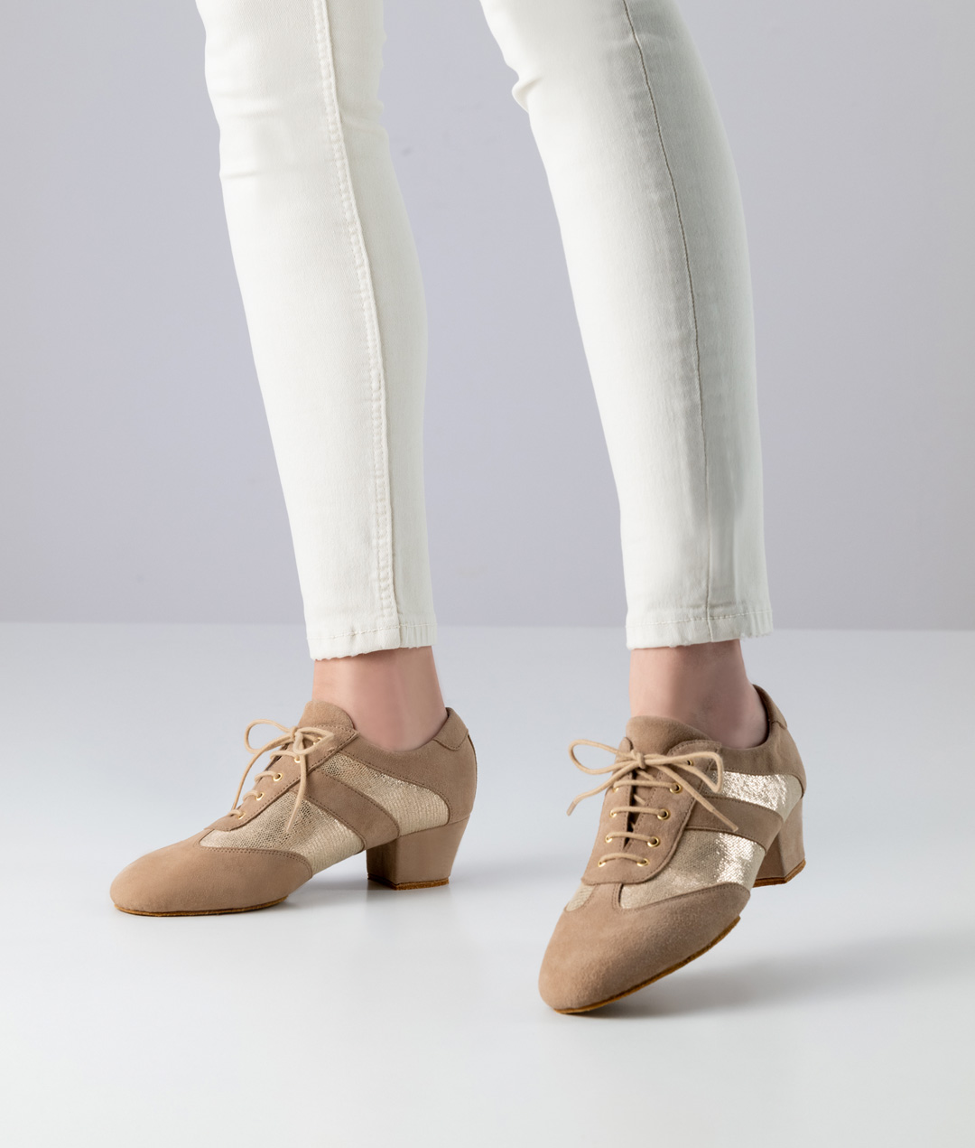 Training dance sneakers in beige suede and gold leather with a split sole and 3.5 cm heel by Anna Kern.