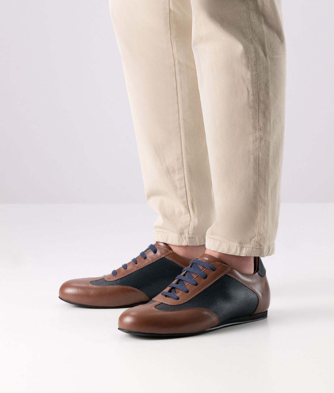 Sporty, elegant men's dance shoe in soft nappa leather