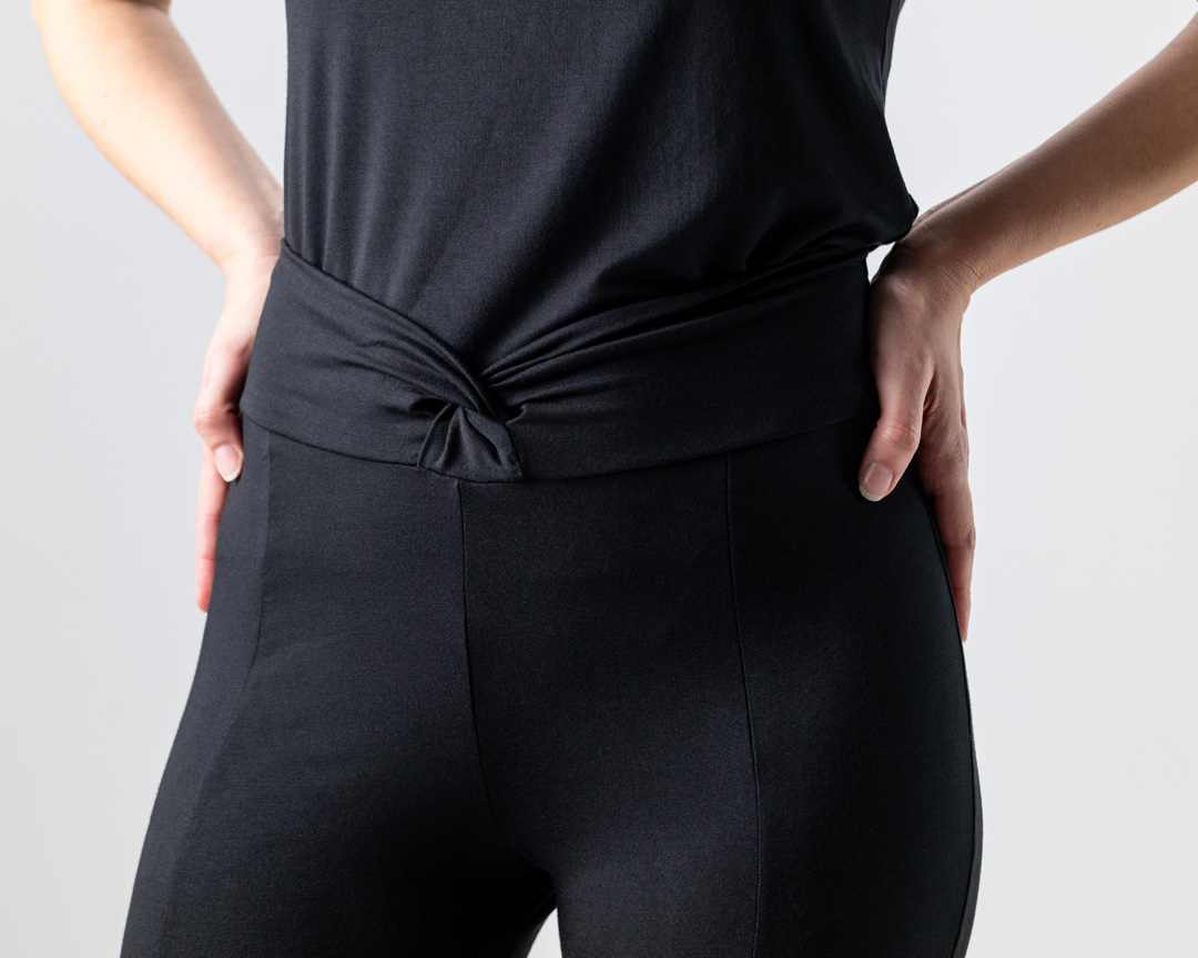 Detailed image of the waistband of the Nisha dance trousers made of elastic material in black by Werner Kern