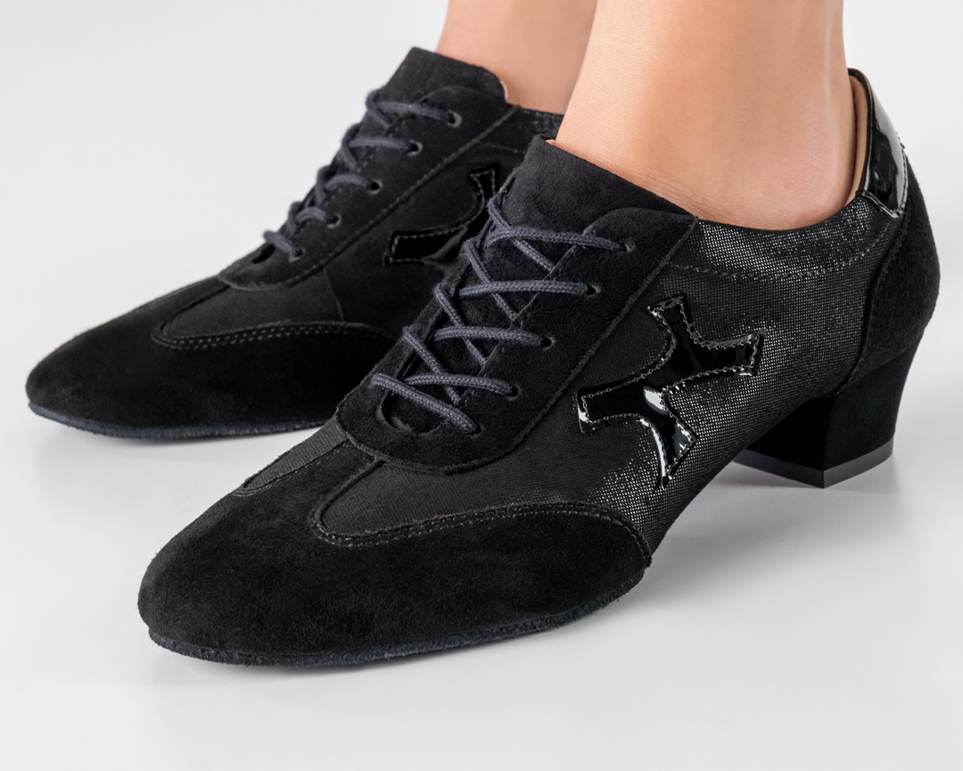 Close-up of the Bruni training shoe in shiny black with suede sneaker details