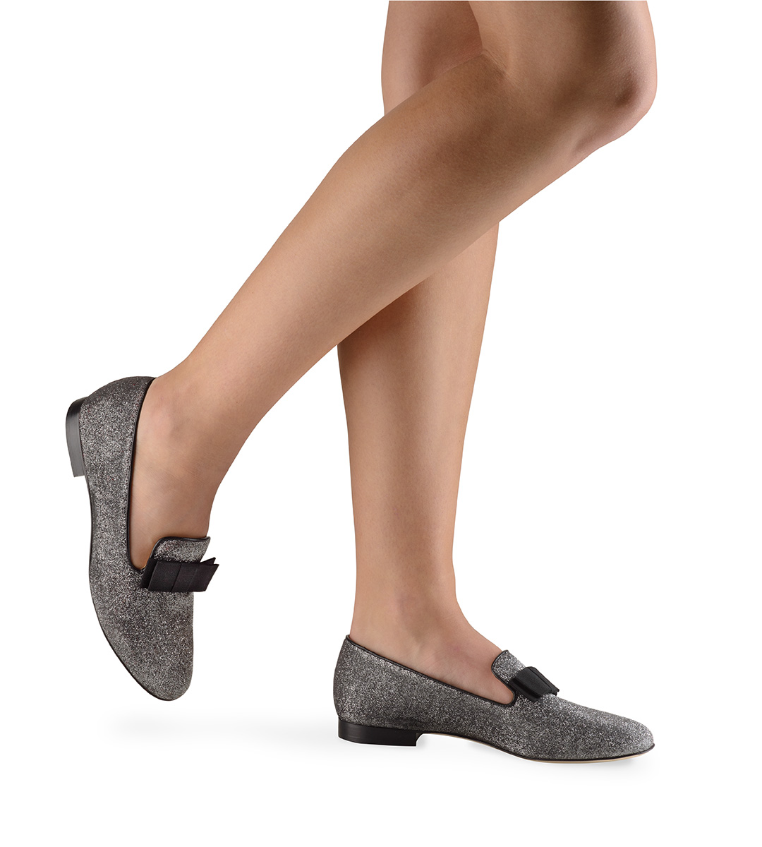 Loafer Linn A young woman wears the loafer Linn in glitter