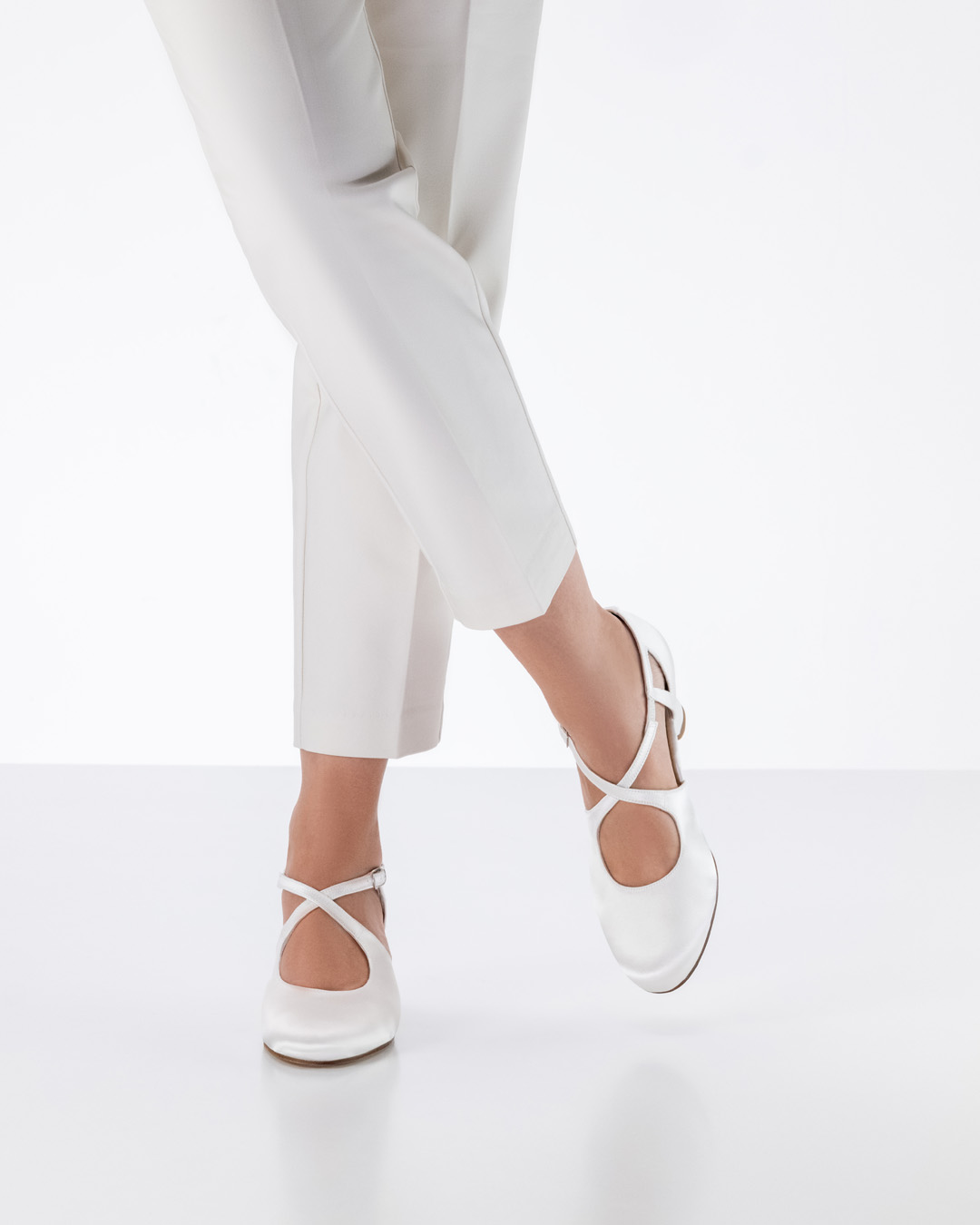 Gala Werner Kern closed bridal shoe with leather sole in combination with white wedding dress