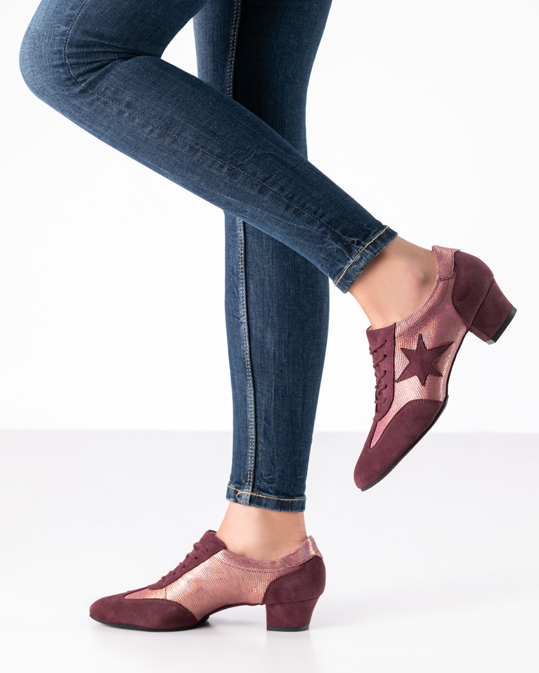 Dance training shoe in burgundy suede and rose-coloured, supple material with a 3.5 cm block heel.Zapatos de baile de entrenamiento en ante color burdeos y material flexible rosa con tacón grueso de 3,5 cm.