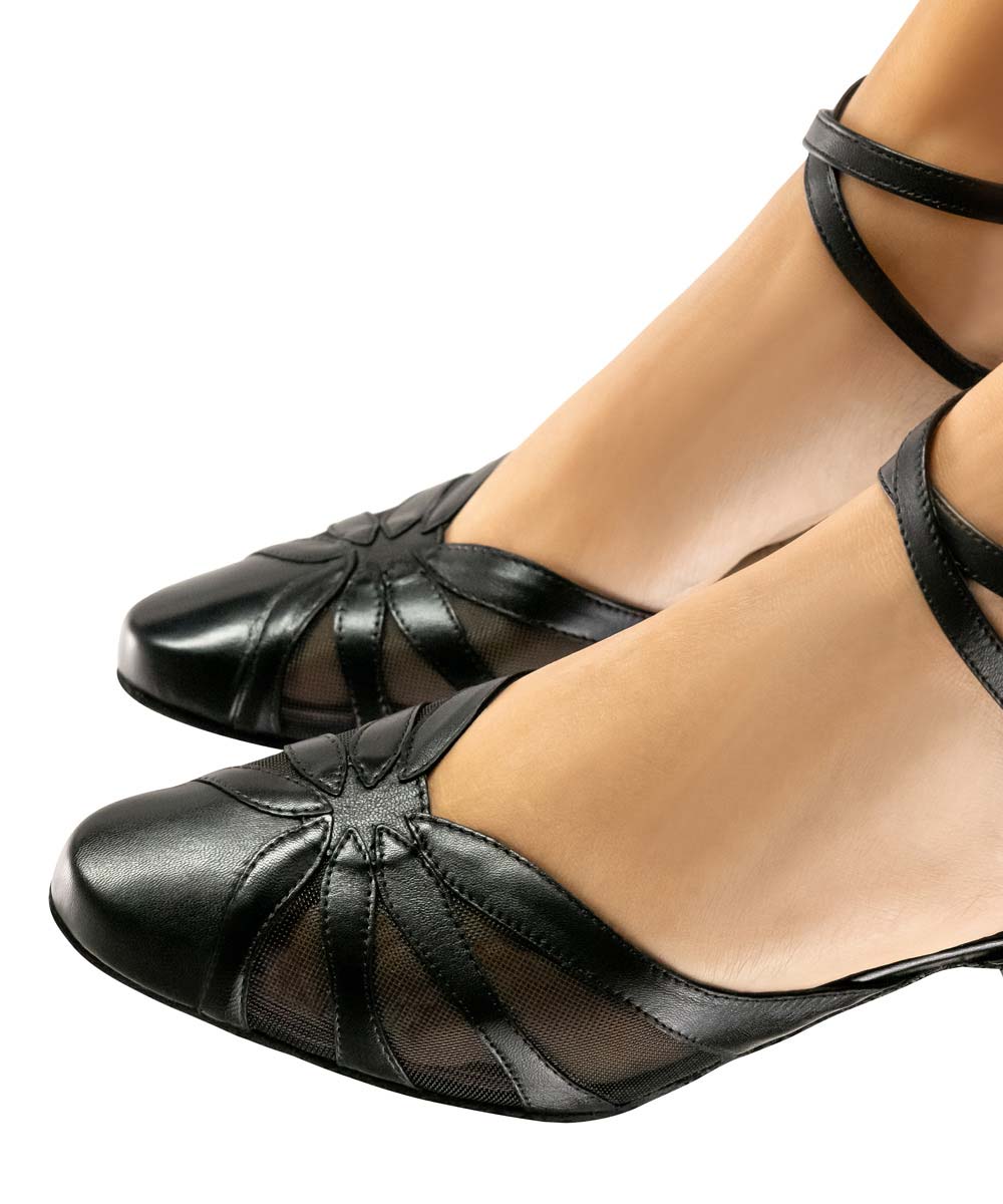 Linda Detailed view of the forefoot area of Werner Kern women's dance shoe