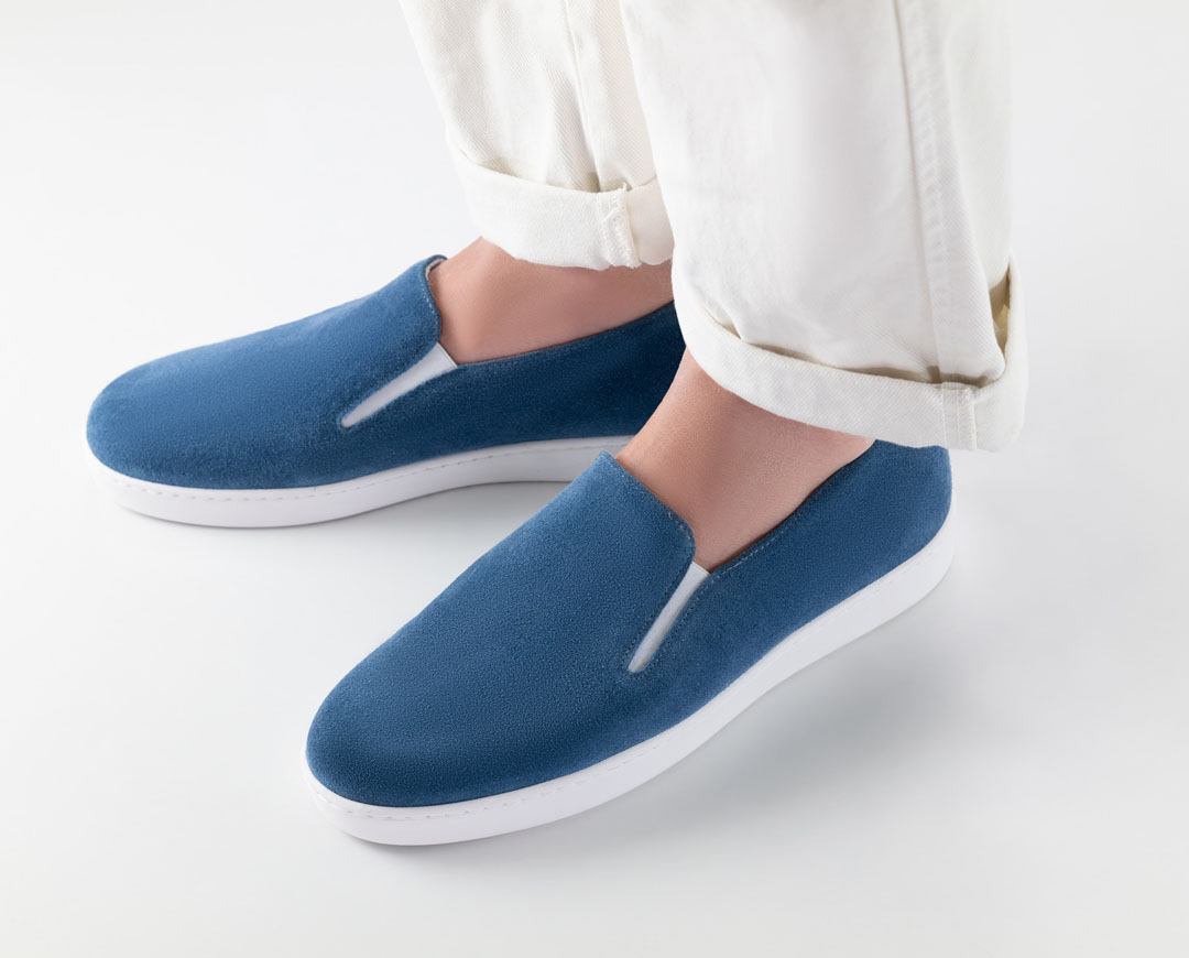 Close-up view from above of the Slipper dance shoe with a white PU sole and denim-coloured suede leather