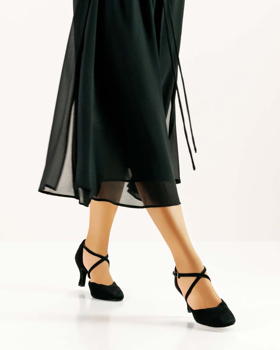 672 black dress with closed Anna Kern ladies dance shoe in black