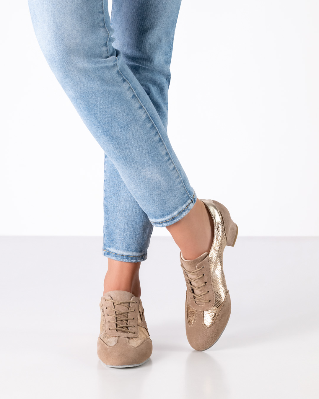 Elegant, shiny gold training dance shoe by Werner Kern with a 3.5 cm block heel and beige suede details.