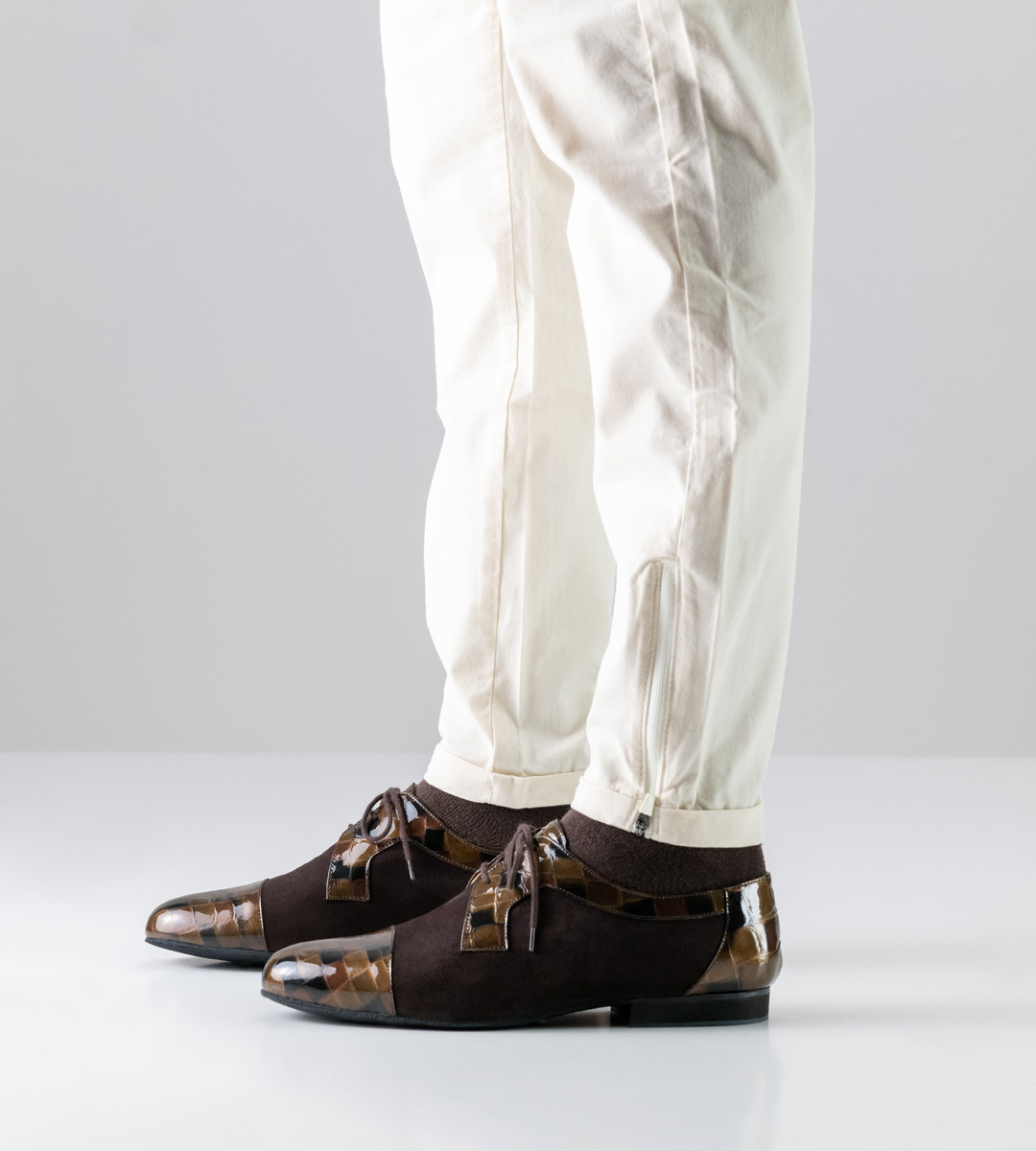 light-coloured chino trousers in combination with 1.5 cm high Werner Kern men's dance shoes