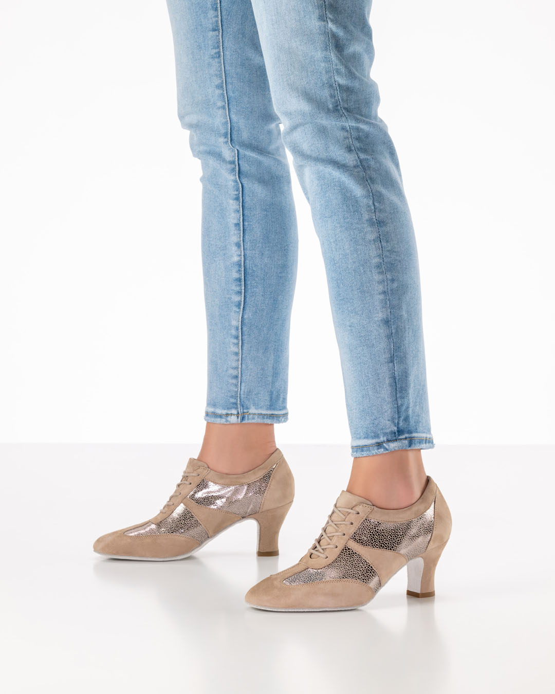 Beige training shoes with details in shiny material by Werner Kern, featuring a 6cm heel and laces