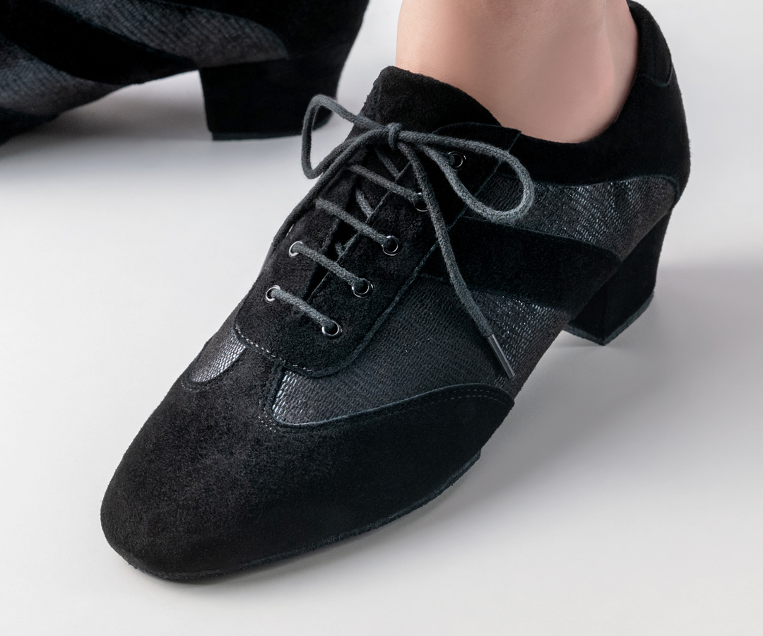 Dance trainers by Anna Kern in shiny black leather with a split sole and 3.5 cm heel.