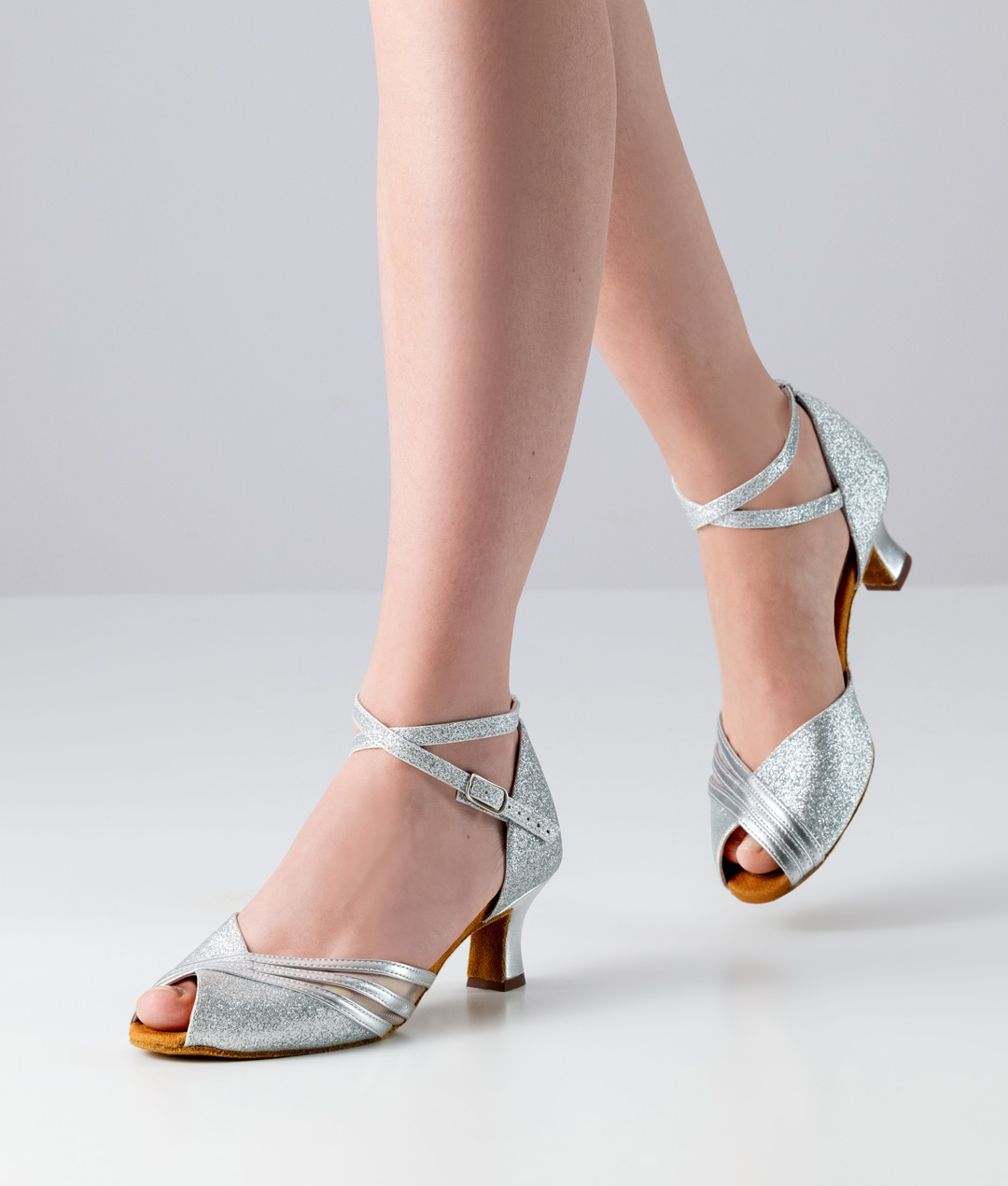 Christelle, classically elegant Anna Kern dance shoe sandal made of silver brocade with a 5 cm heel.