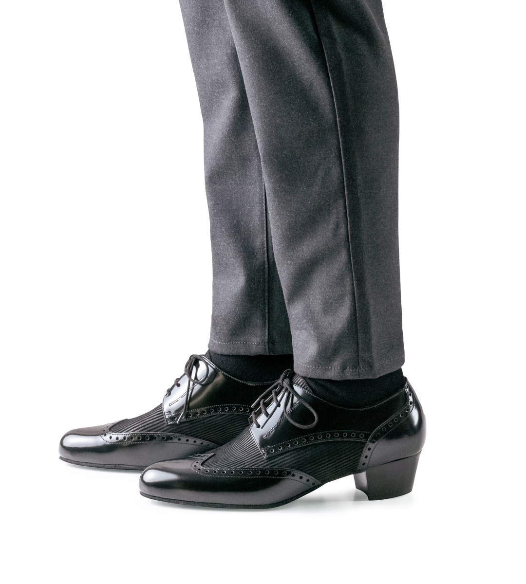 Side view of the 4 cm high Latin men's dance shoe in combination with grey trousers