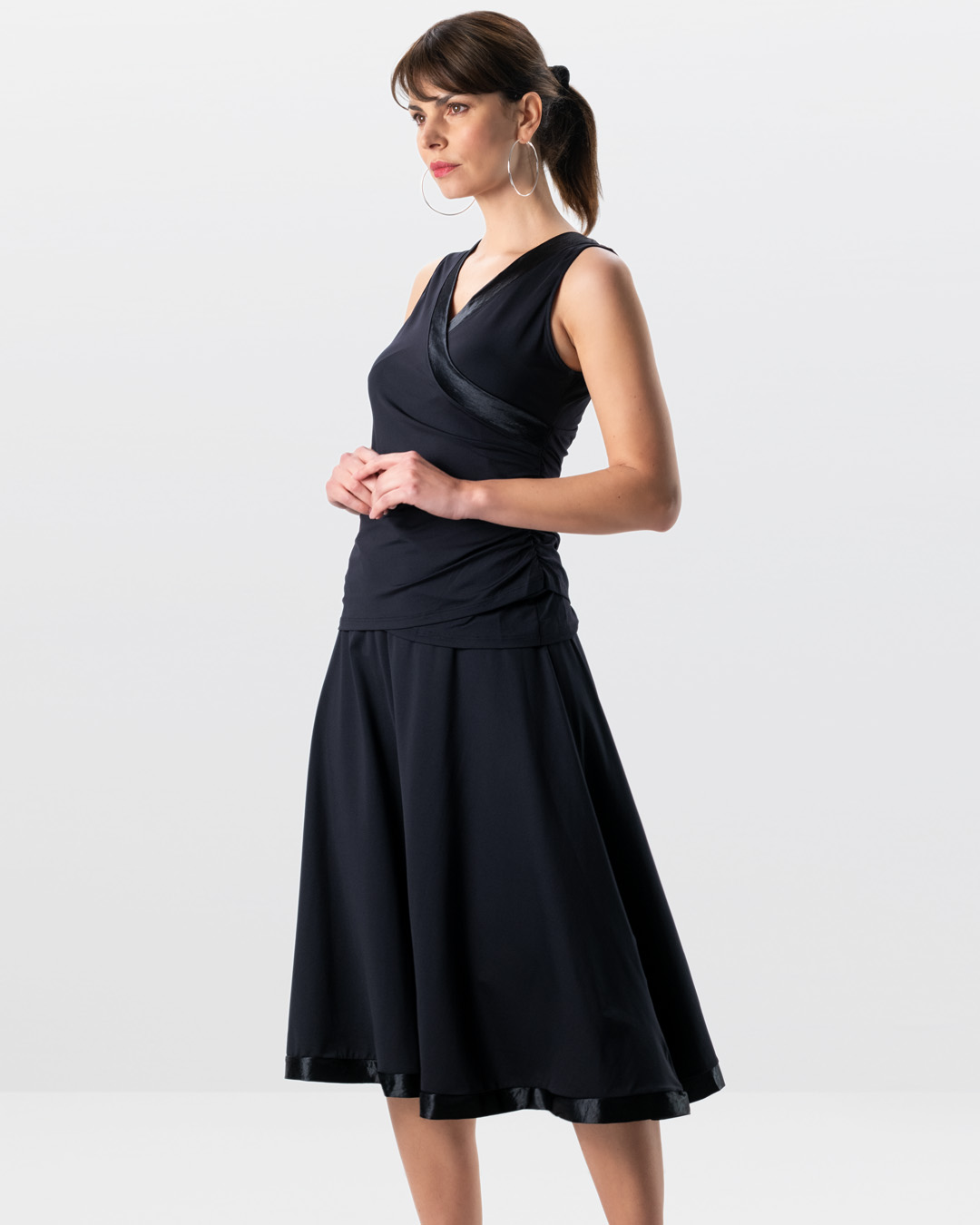 Model in the studio wears the Sira dance top in combination with the black, long Sari dance skirt in black.