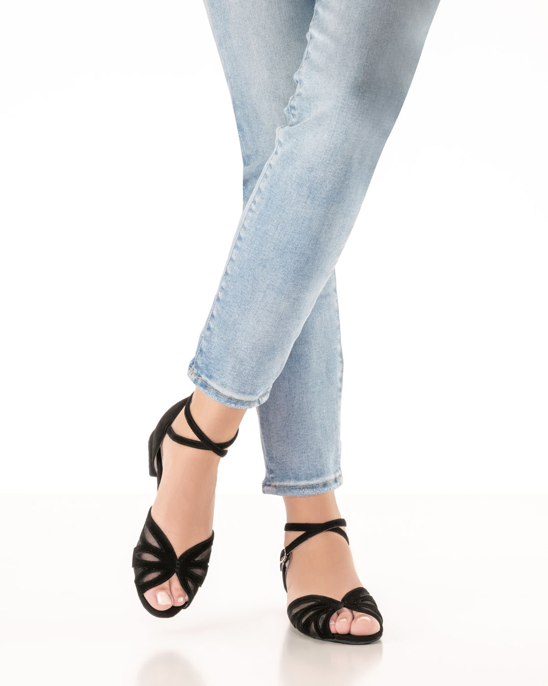 Flat, black dance sandals with a 1 cm heel by Anna Kern