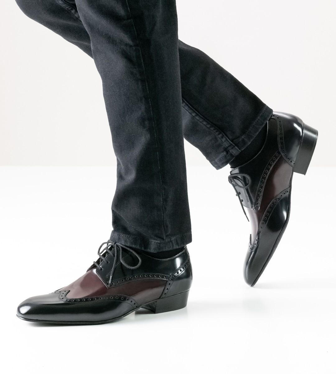 Front view of the Nueva Epoca men's dance shoe in combination with black trousers