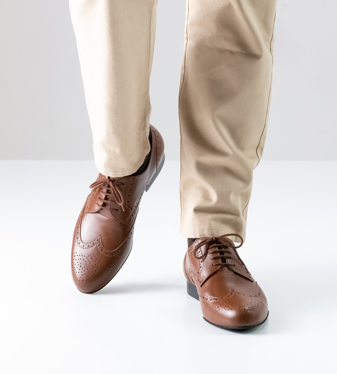 2 cm high men's dance shoe in nappa in combination with beige trousers