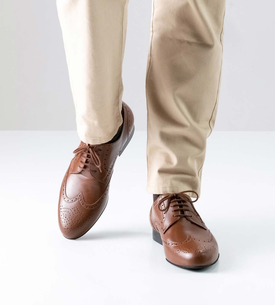 Udine 2 cm high men's dance shoe in nappa in combination with beige trousers