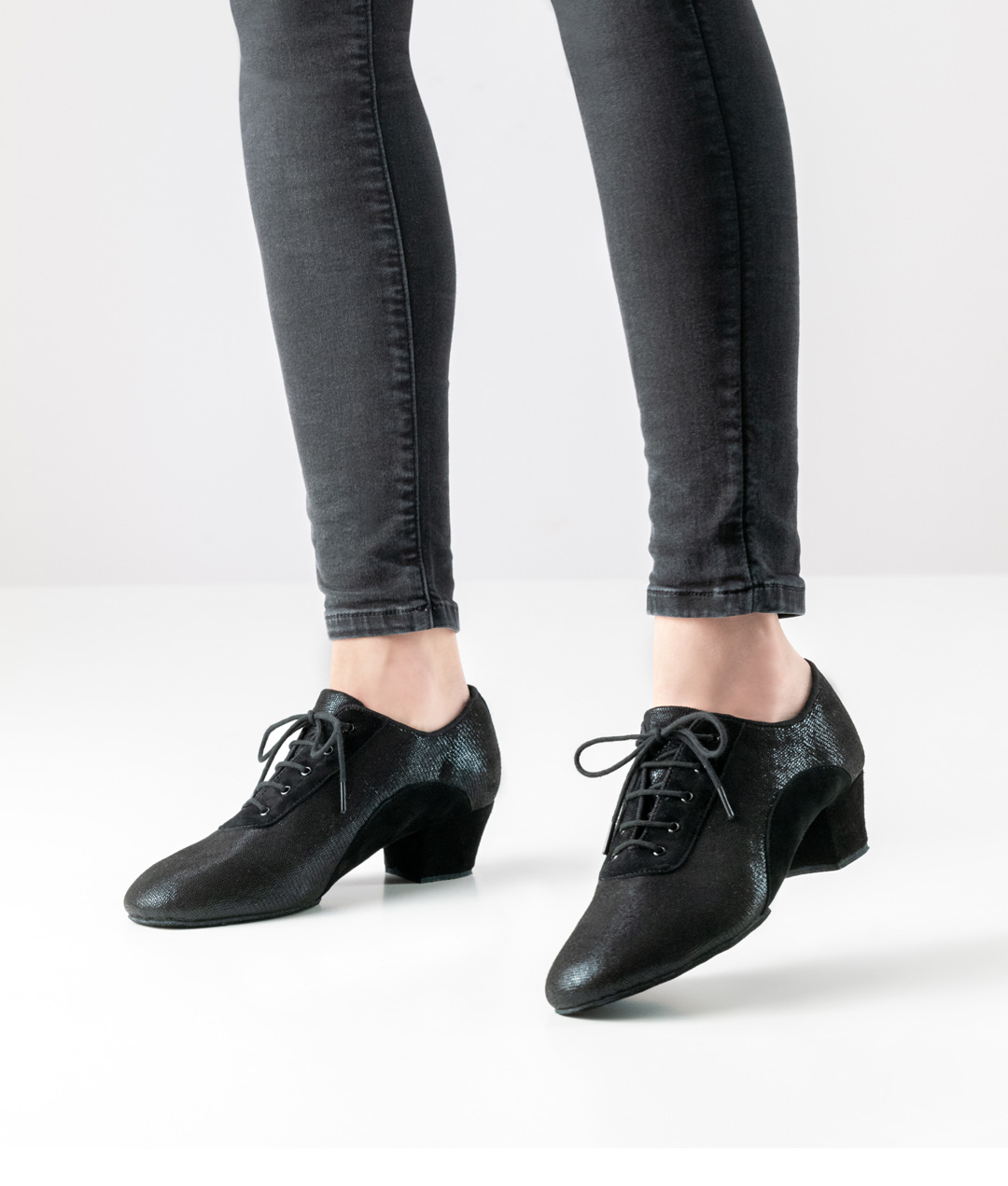 Brienne Super-flexible training sneaker with split sole in shiny black suede with 5-hole lacing by Anna Kern.