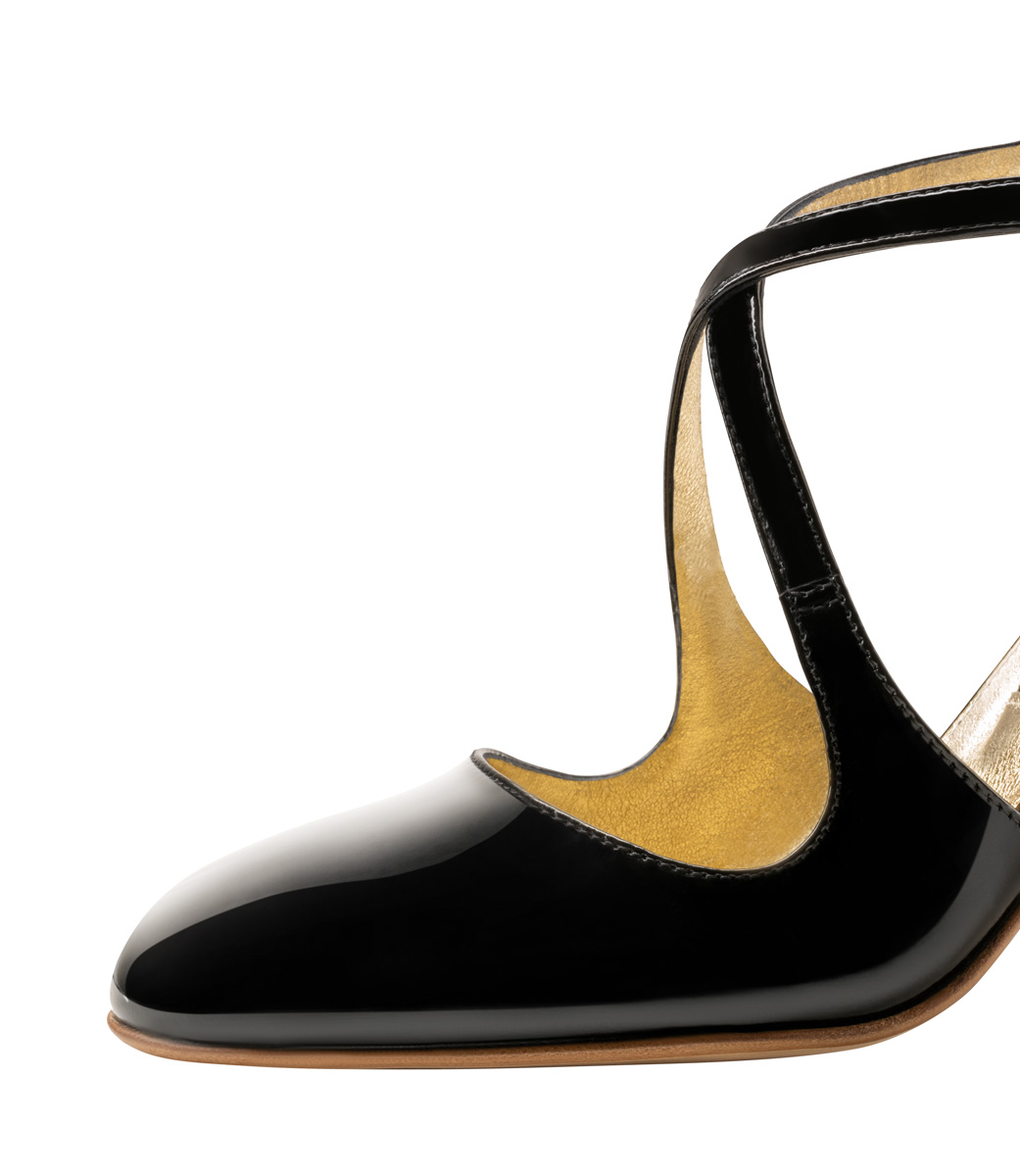 Detailed view of the Nueva Epoca ladies' dance shoe in black patent