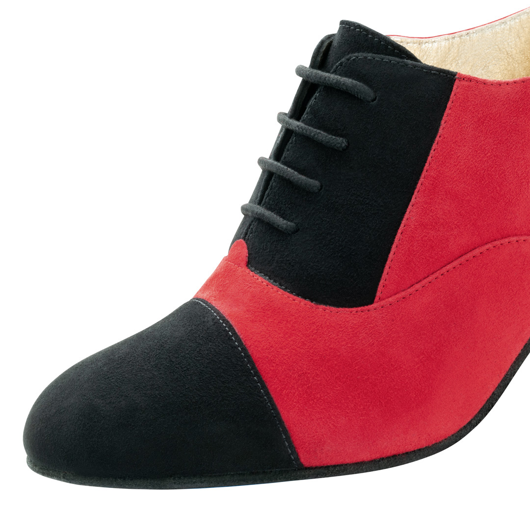 Detail view of Nueva Epoca Tango shoe from the front